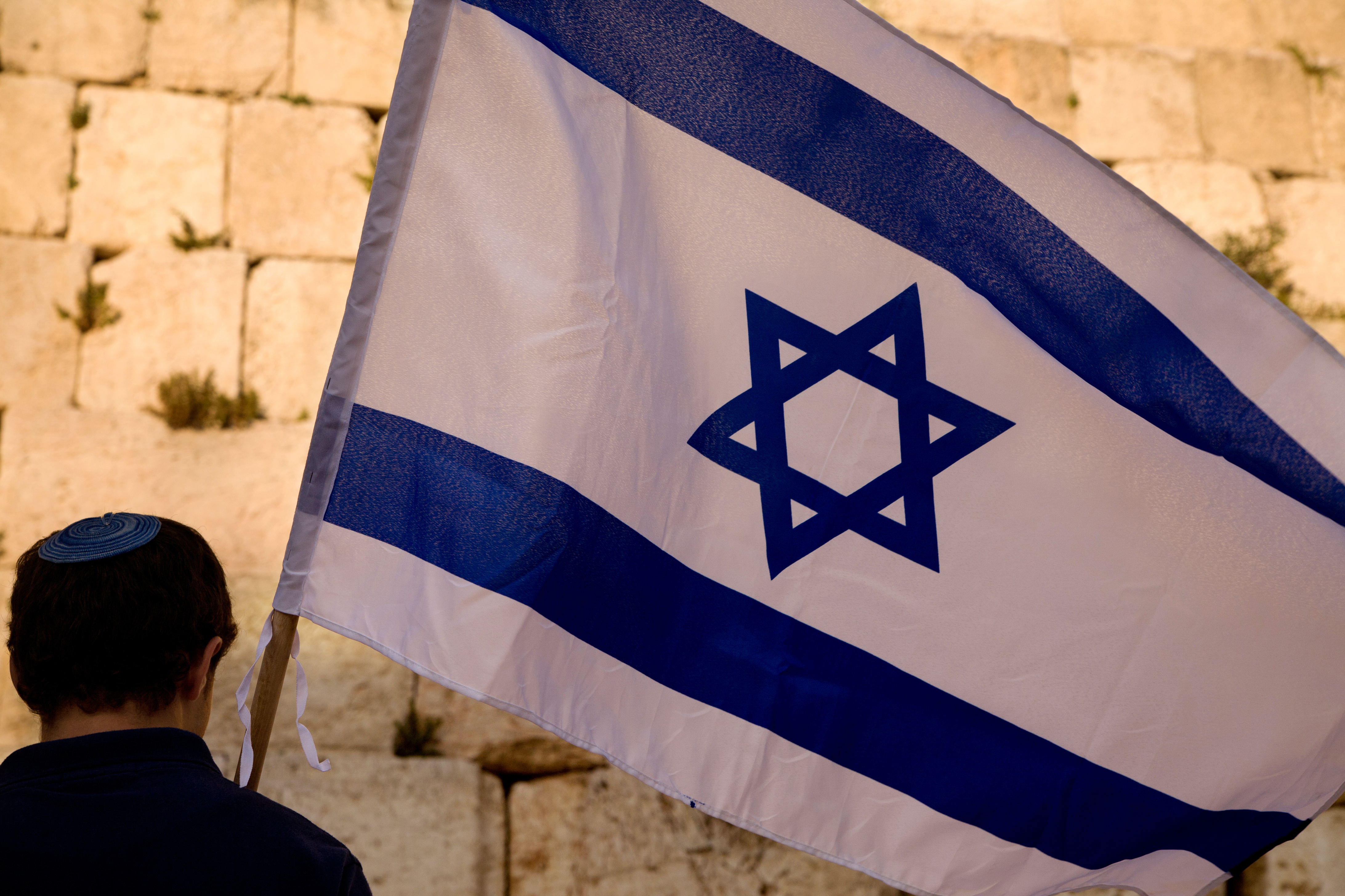 Сайт министерства израиля. Флаг Израиля. Флаг Израиля на флагштоке. Иродианская Иудея флаг. Исраэль флаг.